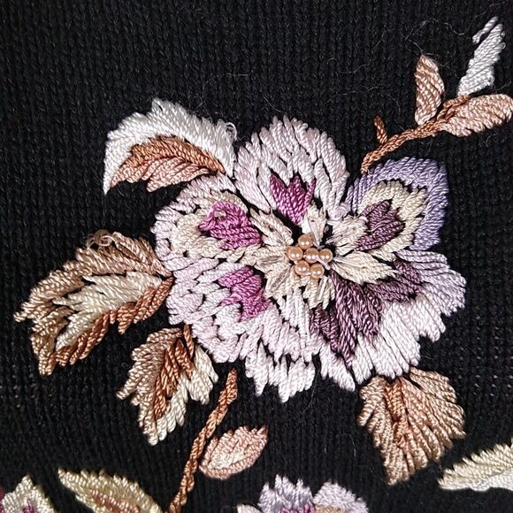 VTG WORTHINGTON Embroidered Sweater Pullover Floral Sz M Pearls Crochet Edges - Picture 5 of 12